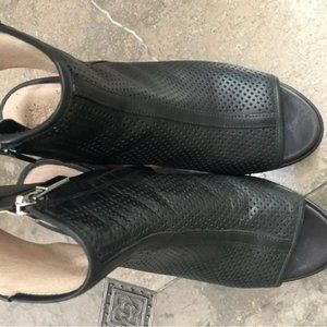 KENNETH COLE BUTTERY LEATHER PEEP TOE ANKLE BOOTIES